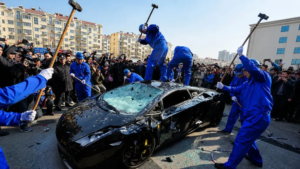 Dono de Lamborghini Gallardo se revolta com o pós-venda, contrata trabalhadores armados com marretas e manda destruir publicamente o próprio supercarro avaliado em centenas de milhares de dólares para transformar a insatisfação com a marca em protesto diante de uma multidão