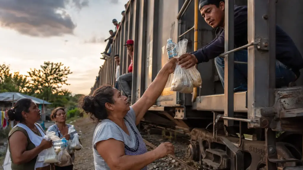 Duas mulheres entregaram o pão e o leite que levavam para casa a migrantes famintos sobre um trem no México, a mãe transformou o gesto em uma operação comunitária e, 30 anos depois, Las Patronas ainda alimentam milhares de pessoas