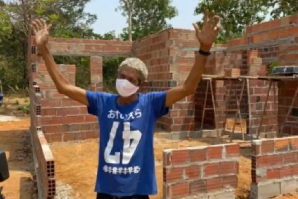 Lavrador de 57 anos vivia numa casa coberta de palha, sem luz e sem água encanada, na zona rural de Palmas, sem banho de chuveiro havia 4 anos, até pedir apenas 6 sacos de areia a um projeto social e ser escolhido para ganhar uma casa nova de dois quartos erguida com R$ 30 mil arrecadados em vaquinha.