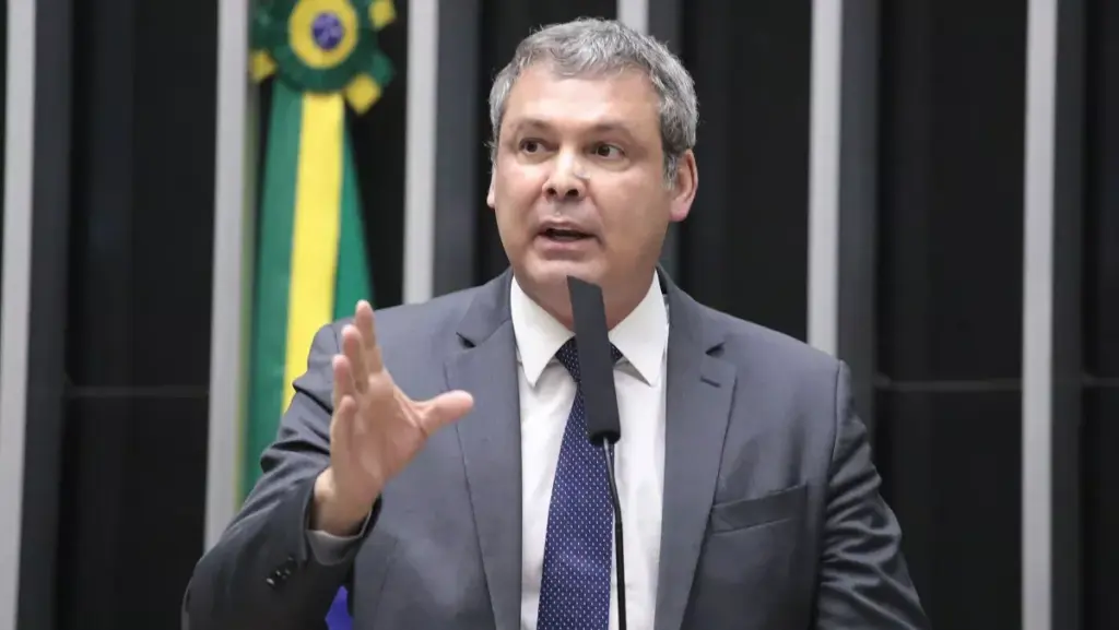 Campanha de Lula critica e Lindbergh reavalia nota sobre acusação contra vice de Flávio Campanha de Lula critica e Lindbergh reavalia nota sobre acusação contra vice de Flávio