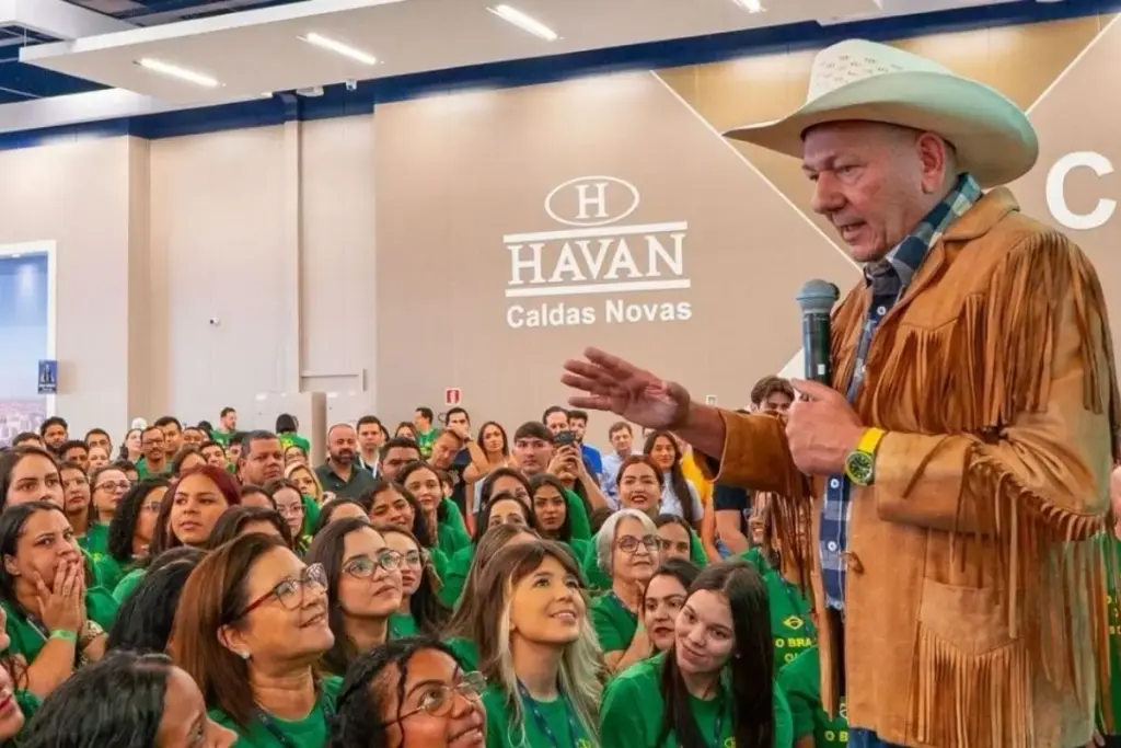 Luciano Hang afirmou que a troca da escala 6×1 pela 5×2 obrigaria a Havan a contratar mais gente, elevaria em cerca de 15% os custos com mão de obra e poderia levar trabalhadores a buscar um subemprego, em fala feita na inauguração da megaloja de Caldas Novas (GO) Luciano Hang afirmou que a troca da escala 6×1 pela 5×2 obrigaria a Havan a contratar mais gente, elevaria em cerca de 15% os custos com mão de obra e poderia levar trabalhadores a buscar um subemprego, em fala feita na inauguração da megaloja de Caldas Novas (GO)