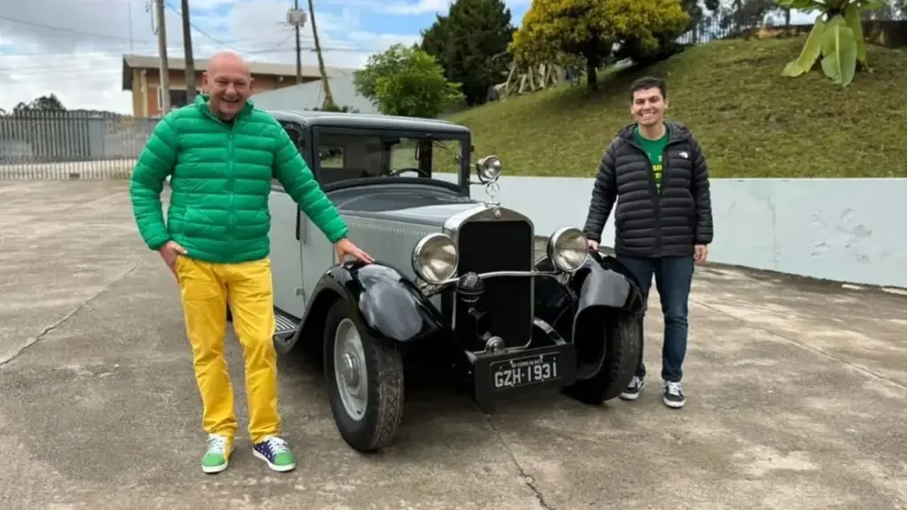 Luciano Hang compra Mercedes-Benz de 1931 que pertenceu ao ex-cônsul Carlos Renaux, envia o carro de quase 100 anos para ampla restauração e prepara a relíquia com suspensão independente, sinalização manual e motor de seis cilindros para integrar um parque histórico de 55 mil metros quadrados em Brusque