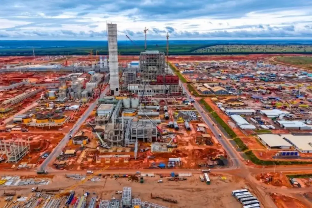 Maior fábrica de celulose do mundo chega a 70% das obras no Brasil, recebe investimento de R$ 25 bilhões, terá capacidade para 3,5 milhões de toneladas por ano e mobiliza até 20 mil empregos, enquanto início das operações está previsto para o segundo semestre de 2027