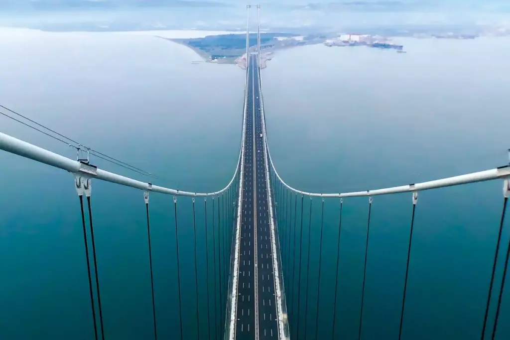 Maior ponte suspensa do mundo custou quase R$ 14 bilhões, tem vão central de 2.023 metros e torres de 318 metros, liga Europa e Ásia sobre o Estreito de Dardanelos e reduziu de cerca de 90 para apenas 6 minutos uma travessia antes feita de balsa Maior ponte suspensa do mundo custou quase R$ 14 bilhões, tem vão central de 2.023 metros e torres de 318 metros, liga Europa e Ásia sobre o Estreito de Dardanelos e reduziu de cerca de 90 para apenas 6 minutos uma travessia antes feita de balsa