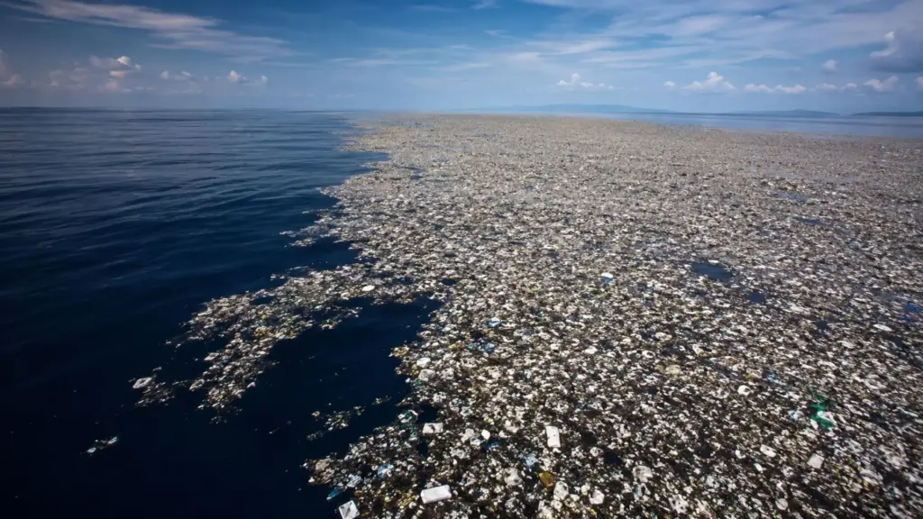 Maior que o Pará, uma ‘ilha’ de lixo se espalha por 1,6 milhão de km² no Pacífico, gira entre Havaí e Califórnia e cresce silenciosamente enquanto o plástico se desfaz em partículas quase invisíveis sob o mar aberto e remoto