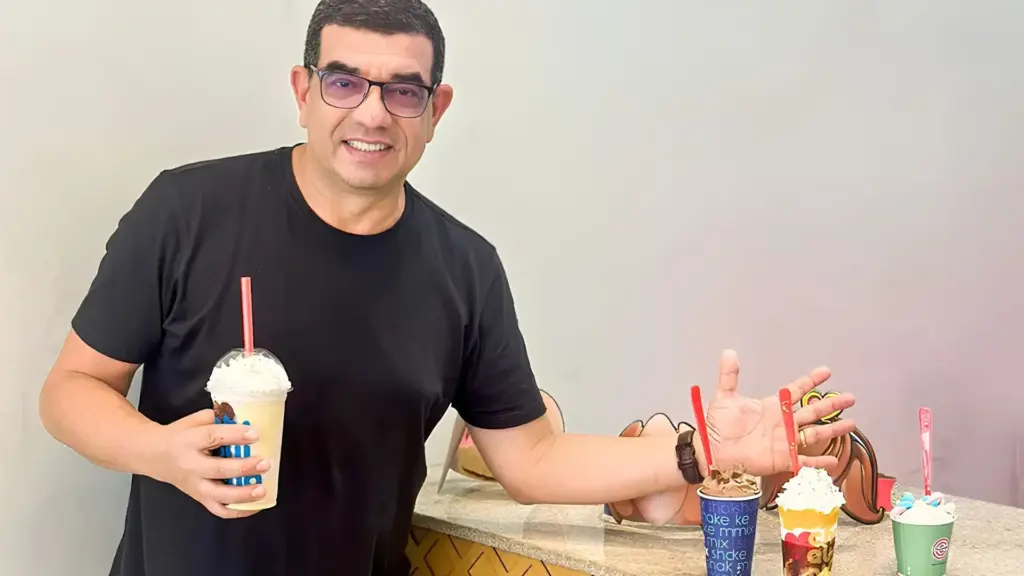 Professor de matemática vende a casa e o carro para investir numa sorveteria desconhecida no meio do Pará, distribui sorvete de graça no sinal de trânsito para sobreviver aos primeiros meses no vermelho, e hoje fatura R$ 38 milhões por ano como o maior franqueado do Brasil