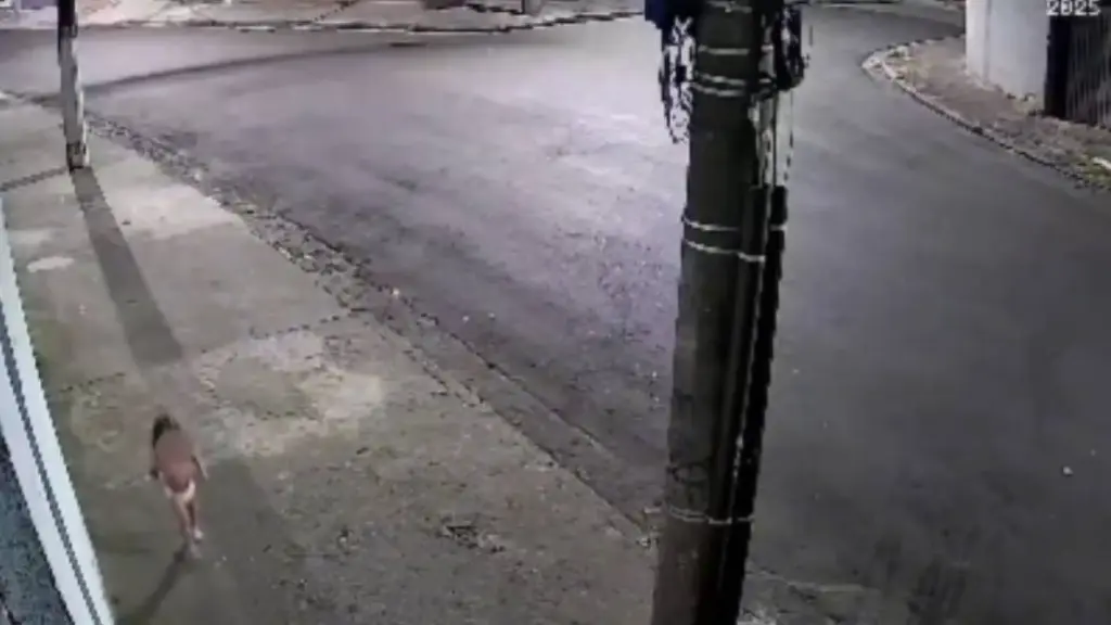 Menina de 3 anos sai sozinha de casa ás 1h30 madrugada vestindo apenas uma fralda, é encontrada chorando e com muito frio na rua e funcionários de empresa de energia usam os próprios uniformes para aquecê-la; Mãe estava no baile funk