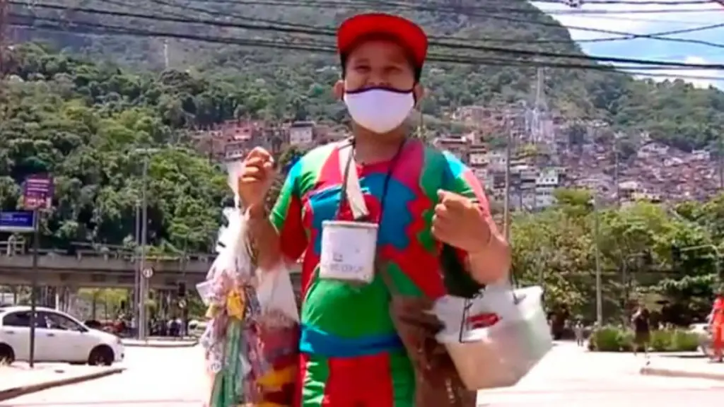 Aos 11 anos, menino que vende doces com o pai há três anos nos semáforos do Rio desenha a própria fantasia de super-herói, pede à avó para confeccionar o uniforme e passa a usar o personagem para atrair motoristas e aumentar as vendas depois que o desemprego do pai e o aluguel caro apertam as contas da família