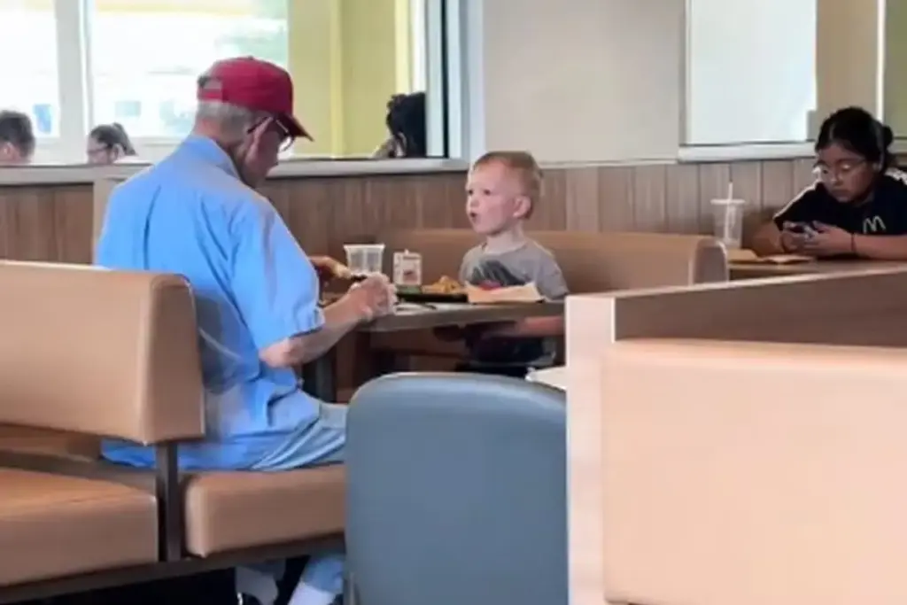 Menino de 3 anos vê idoso comendo sozinho no McDonald’s, pergunta onde estão os filhos dele, leva o próprio lanche para fazer companhia e depois mãe descobre que o desconhecido morava a 5 km e era amigo do falecido bisavô da criança; vídeo passa de 1,2 milhão de visualizações