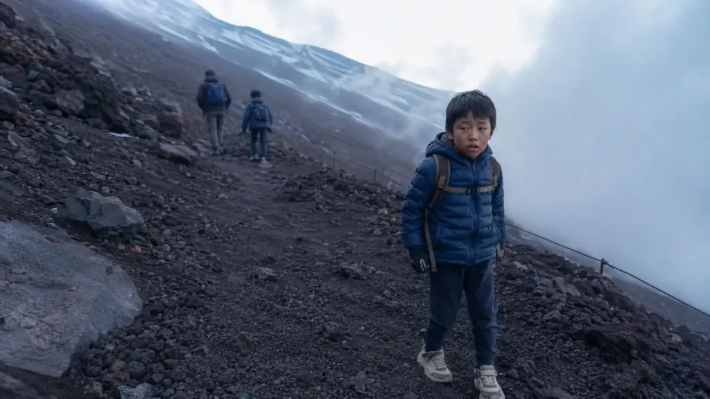 Menino de 7 anos reclama de cansaço durante subida ao Monte Fuji, é deixado sozinho pelo pai a cerca de 2.500 metros de altitude enquanto ele segue com o filho de 12 anos e acaba encontrado por funcionário de refúgio quando chuva e neblina começavam a se formar