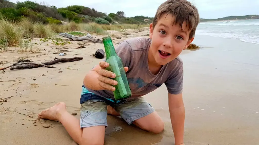 Mensagem em uma garrafa escrita por garoto de 13 anos em 1969 é encontrada 50 anos depois por menino de 9 anos em praia remota da Austrália, revela pedido por resposta e leva família a localizar o autor décadas após o bilhete ser lançado ao mar