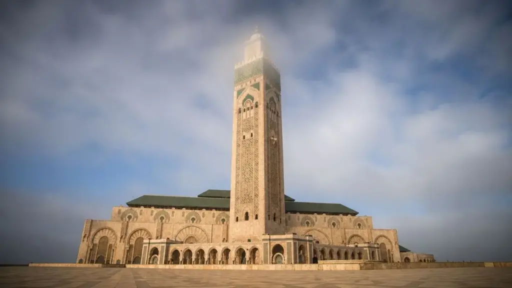 Mesquita de Casablanca foi construída praticamente sobre o oceano e parece flutuar sobre o Atlântico: engenheiros usaram 26 mil m³ de concreto, 59 mil m³ de rochas e mais de mil toneladas de aço no minarete de 210 metros, enquanto uma cobertura móvel de 1.100 toneladas abre em poucos minutos Mesquita de Casablanca foi construída praticamente sobre o oceano e parece flutuar sobre o Atlântico: engenheiros usaram 26 mil m³ de concreto, 59 mil m³ de rochas e mais de mil toneladas de aço no minarete de 210 metros, enquanto uma cobertura móvel de 1.100 toneladas abre em poucos minutos