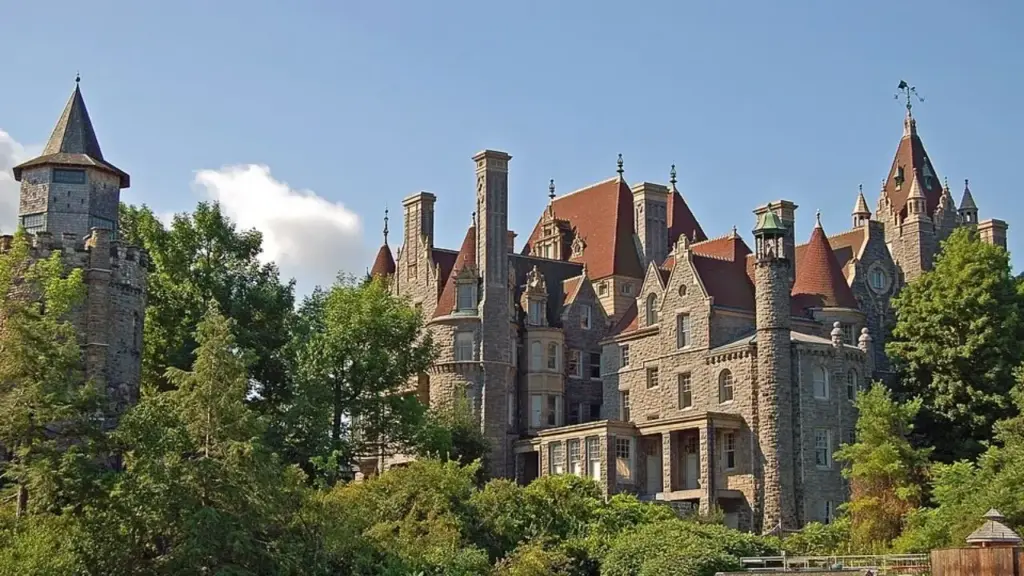 Milionário mobilizou 300 trabalhadores para erguer um castelo de 6 andares e 120 cômodos em uma ilha de Nova York como presente para a esposa, mas mandou interromper toda a construção em 1904 após receber a notícia da morte dela e deixou o palácio inacabado e abandonado por 73 anos