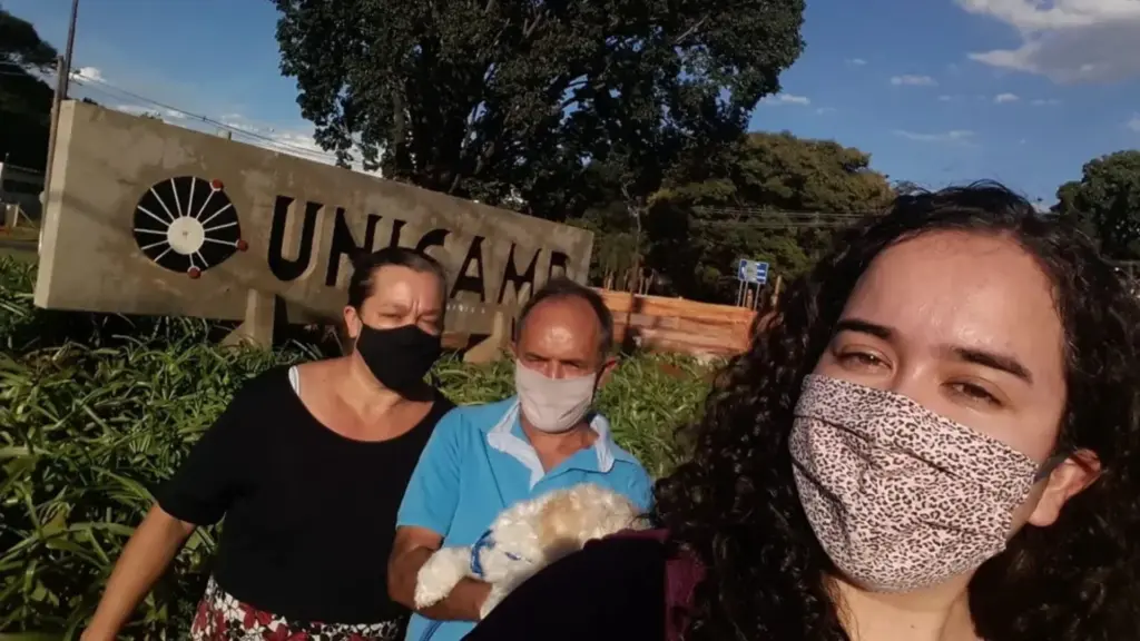 Filha de diarista e cobrador de ônibus, jovem passa toda a vida em escola pública e enfrenta quatro anos de cursinho até transformar duas das vagas mais disputadas do país em escolha: aos 21 anos, Monaliza fica em 5º lugar em Medicina na USP, também passa na Unicamp e escolhe estudar na universidade que sonhava conhecer desde a escola