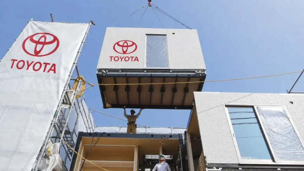 Montadora de carros Toyota fabrica casas aplicando a mesma expertise dos automóveis, entregando cada uma 85% pronta de fábrica em módulos de aço, e ergue a moradia no terreno em até 45 dias, com garantia de 60 anos, o dobro da vida útil de uma casa japonesa comum