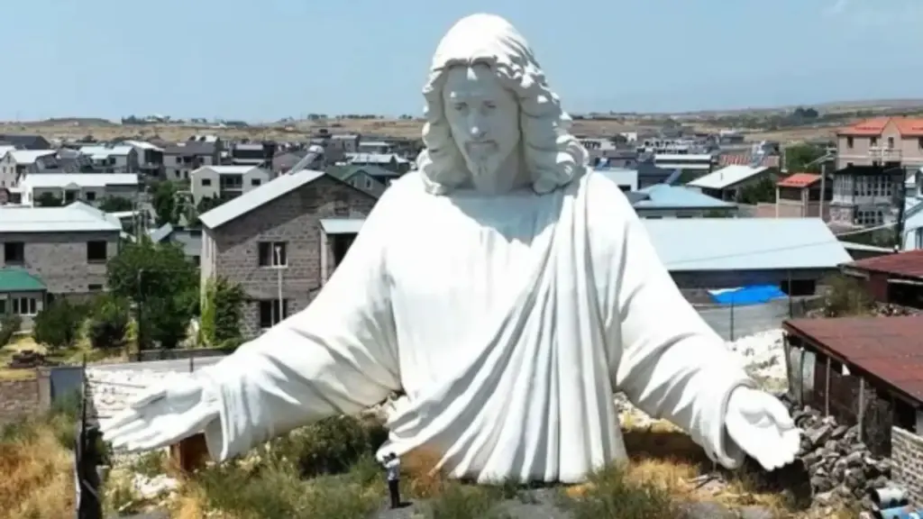 Monumento de Jesus Cristo em construção na Armênia terá 33 metros de estátua sobre pedestal de 44 metros, alcançará 77 metros no total, 39 a mais que o Cristo Redentor, e fará parte de complexo com museu, teleférico, hotéis e restaurantes no Monte Hatis