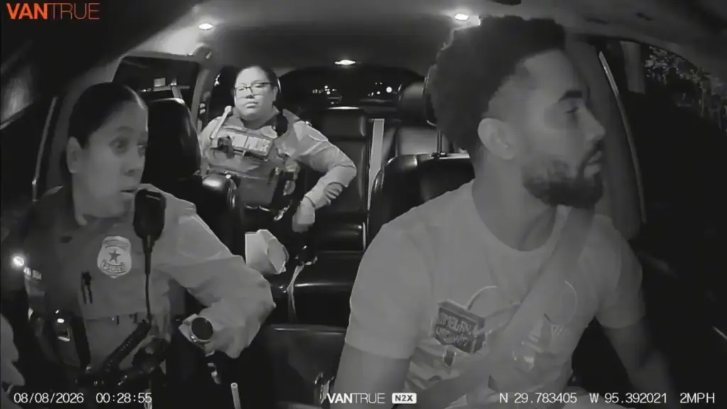 Motorista da Uber estava a um quarteirão de buscar passageiro quando dois policiais entraram em seu carro durante perseguição, mandaram que seguisse um suspeito em fuga e depois saltaram para continuar a pé, enquanto ele descobriu posteriormente que civis não eram obrigados a prestar esse tipo de ajuda Motorista da Uber estava a um quarteirão de buscar passageiro quando dois policiais entraram em seu carro durante perseguição, mandaram que seguisse um suspeito em fuga e depois saltaram para continuar a pé, enquanto ele descobriu posteriormente que civis não eram obrigados a prestar esse tipo de ajuda