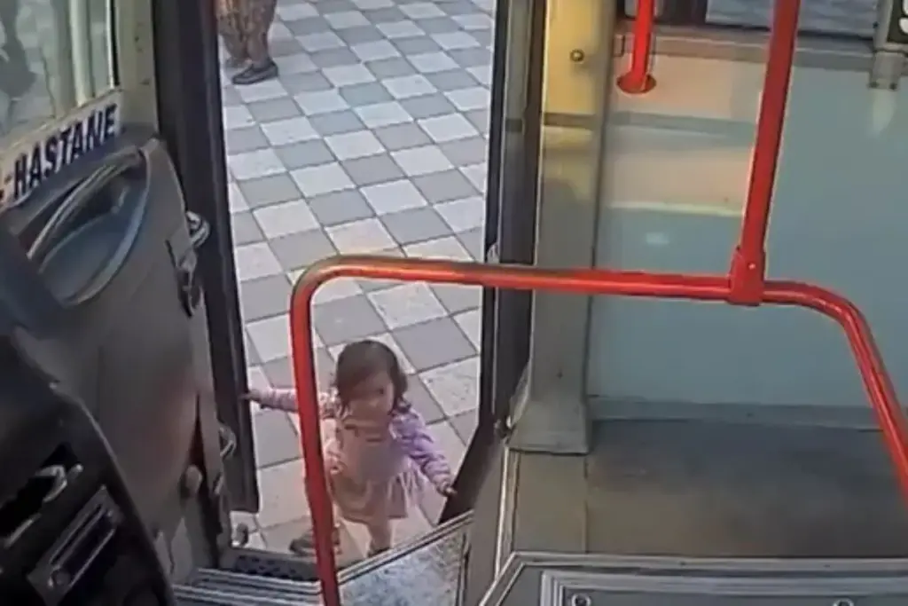 Motorista de ônibus ouve choro, encontra criança de 2 anos sozinha dentro do coletivo, interrompe a viagem e localiza os responsáveis para devolvê-la Motorista de ônibus ouve choro, encontra criança de 2 anos sozinha dentro do coletivo, interrompe a viagem e localiza os responsáveis para devolvê-la