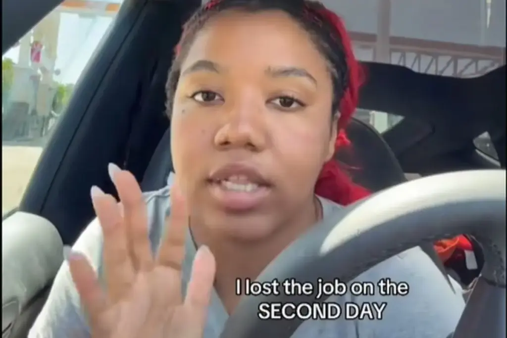 Mulher chega 30 minutos atrasada no primeiro dia de trabalho porque estava renovando a habilitação, atrasa mais 5 minutos no segundo por cólica, vai bater o ponto pronta para se desculpar e ouve que pode registrar a saída, está demitida