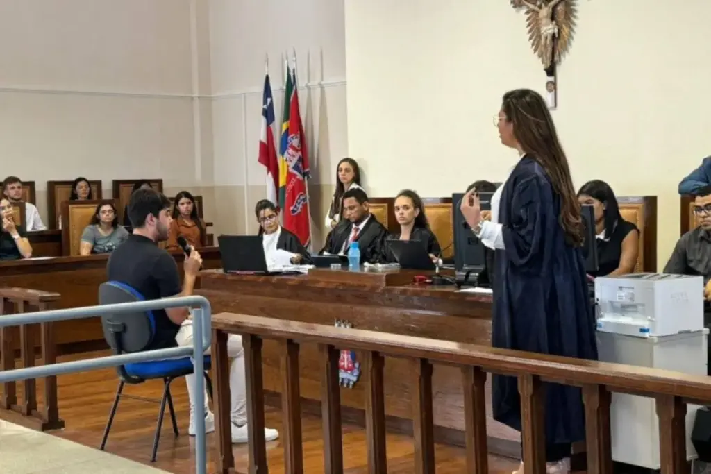 Mulher teve filho com o companheiro, morou com ele e ficou noiva, mas STJ rejeitou união estável após a morte e manteve relação como “namoro qualificado”, decisão por 3 votos a 2 que afastou os direitos sucessórios ligados à condição de companheira