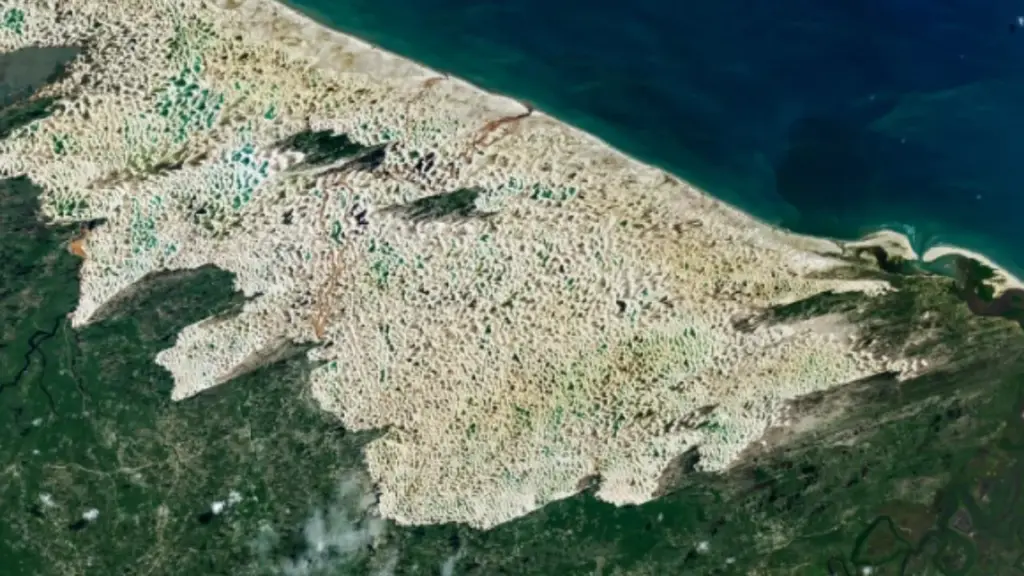 NASA mostrou os Lençóis Maranhenses vistos do espaço e chamou a paisagem brasileira de “deserto feito de água”: dunas brancas de quartzo, lagoas azuis e verdes, chuva acima de Seattle e areia movida por rios criam um cenário que parece impossível no Maranhão