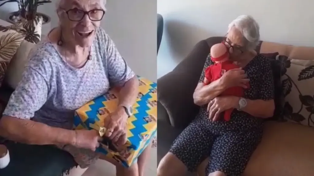 Neta realiza o sonho da avó de 81 anos, diagnosticada com Alzheimer em estágio inicial e que nunca teve uma boneca na vida, ao entregar o presente esperado por mais de oito décadas e emociona a família ao vê-la abraçar, beijar e chamar o brinquedo de “filhinha” Neta realiza o sonho da avó de 81 anos, diagnosticada com Alzheimer em estágio inicial e que nunca teve uma boneca na vida, ao entregar o presente esperado por mais de oito décadas e emociona a família ao vê-la abraçar, beijar e chamar o brinquedo de “filhinha”
