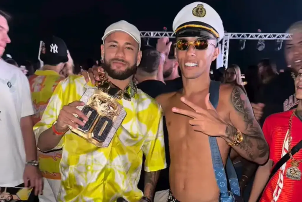 Colar de R$ 2 milhões dado a Neymar levou polícia a rede de receptação de joias Colar de R$ 2 milhões dado a Neymar levou polícia a rede de receptação de joias
