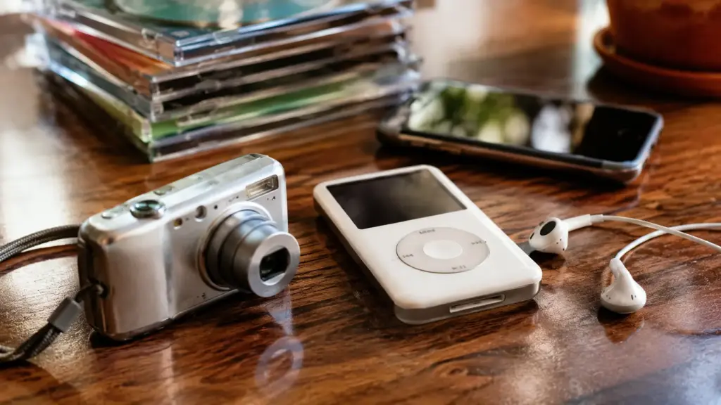 Eles cabiam no bolso, desapareceram com os smartphones e agora estão de volta: câmeras digitais, iPods, MP3 e fones com fio viram tendência entre jovens