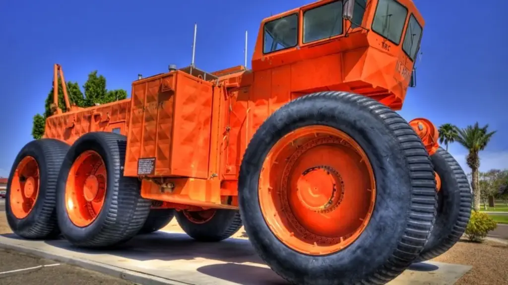 O Exército dos EUA construiu um trem terrestre de 174 metros, 450 toneladas e tração elétrica nas 54 rodas para levar 150 toneladas por neve e deserto, mas a máquina que abrigava seis tripulantes, cozinha e radar nunca entrou em combate e acabou vendida como sucata após os helicópteros tornarem o gigante obsoleto