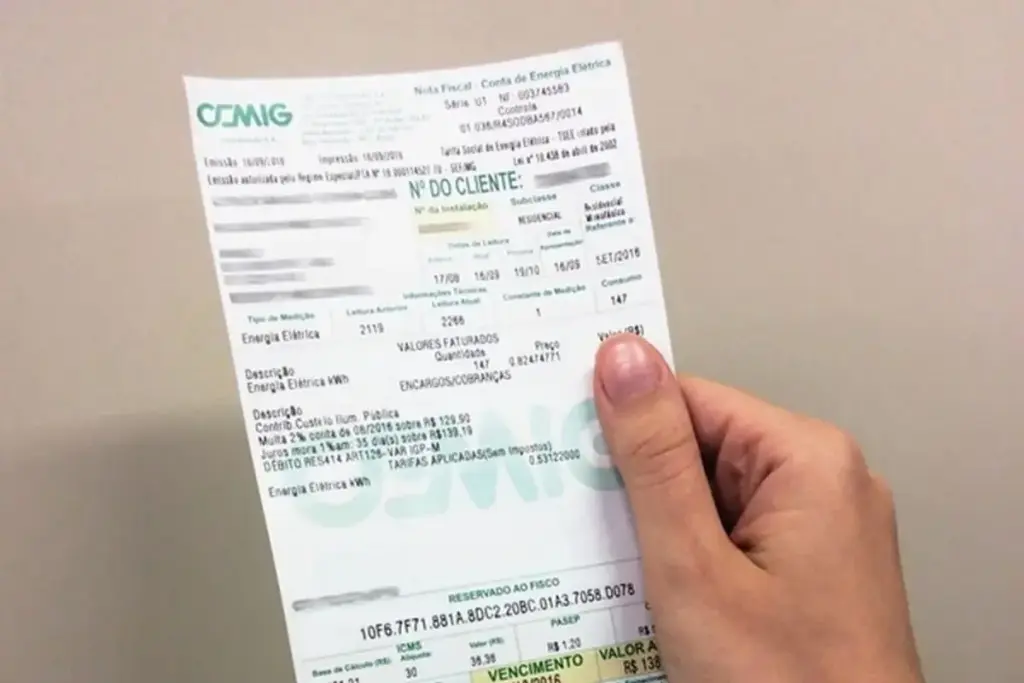 O aposentado pagava R$ 25 de luz por mês quando a Cemig debitou R$ 37 mil da conta bancária dele e ofereceu devolver em créditos futuros, o que levaria 125 anos O aposentado pagava R$ 25 de luz por mês quando a Cemig debitou R$ 37 mil da conta bancária dele e ofereceu devolver em créditos futuros, o que levaria 125 anos