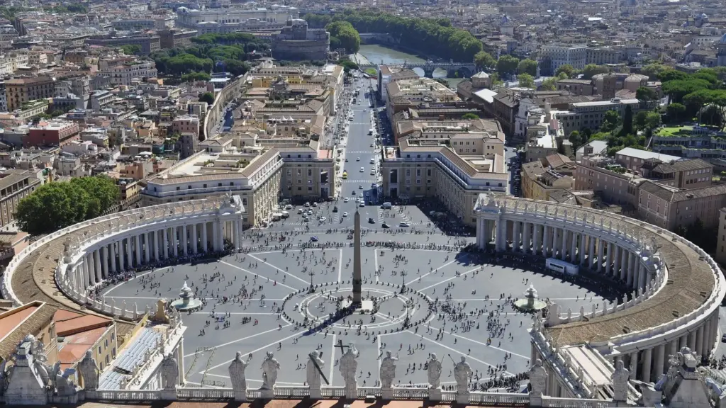 Uma pedra egípcia de mais de 300 toneladas foi arrastada por 900 trabalhadores no coração de Roma sob ordem do papa de manter silêncio absoluto, até ser erguida no centro da Praça de São Pedro, onde permanece de pé há mais de quatro séculos