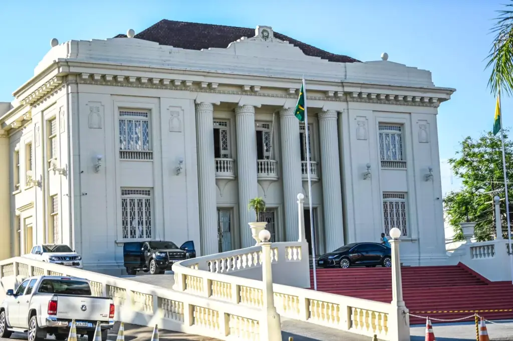 Governo promove exonerações, cessões e mudanças de lotação no DOE Governo promove exonerações, cessões e mudanças de lotação no DOE