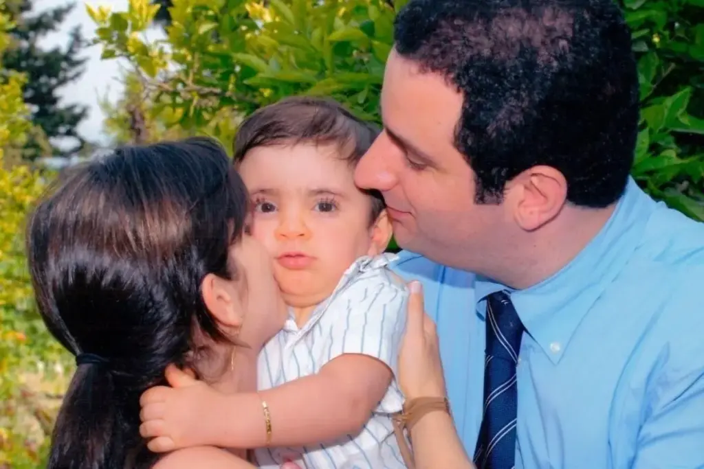 Pai atravessa o mundo atrás de tratamento para o filho após o diagnóstico de uma paralisia genética que atinge cerca de 100 pessoas no planeta, banca do próprio bolso uma pesquisa que não existia, ajuda a criar um remédio inédito para a doença e vê a terapia nascida do desespero de uma família chegar a crianças de outros países, incluindo o primeiro brasileiro