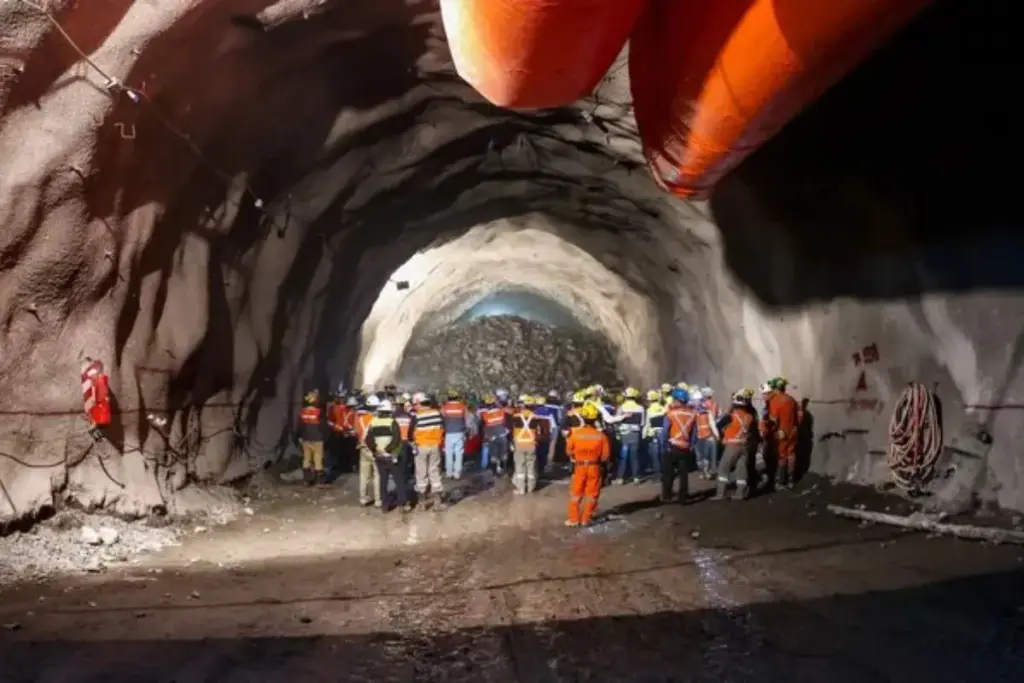 Para continuar tirando cobre de uma cratera que já não dava mais, o Chile decidiu transformar a maior mina a céu aberto do planeta numa mina subterrânea, escavando centenas de quilômetros de túneis sob o próprio buraco Para continuar tirando cobre de uma cratera que já não dava mais, o Chile decidiu transformar a maior mina a céu aberto do planeta numa mina subterrânea, escavando centenas de quilômetros de túneis sob o próprio buraco