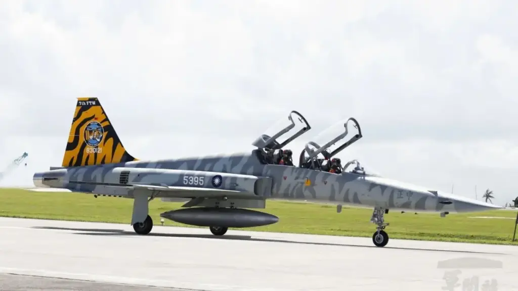 Paraguai está há mais de duas décadas sem caças supersônicos e agora avalia receber F-5 aposentados por Taiwan, jatos capazes de atingir Mach 1,6 que poderiam devolver ao país missões de interceptação em alta velocidade, embora manter cada aeronave no ar possa custar cerca de US$ 5 mil por hora Paraguai está há mais de duas décadas sem caças supersônicos e agora avalia receber F-5 aposentados por Taiwan, jatos capazes de atingir Mach 1,6 que poderiam devolver ao país missões de interceptação em alta velocidade, embora manter cada aeronave no ar possa custar cerca de US$ 5 mil por hora