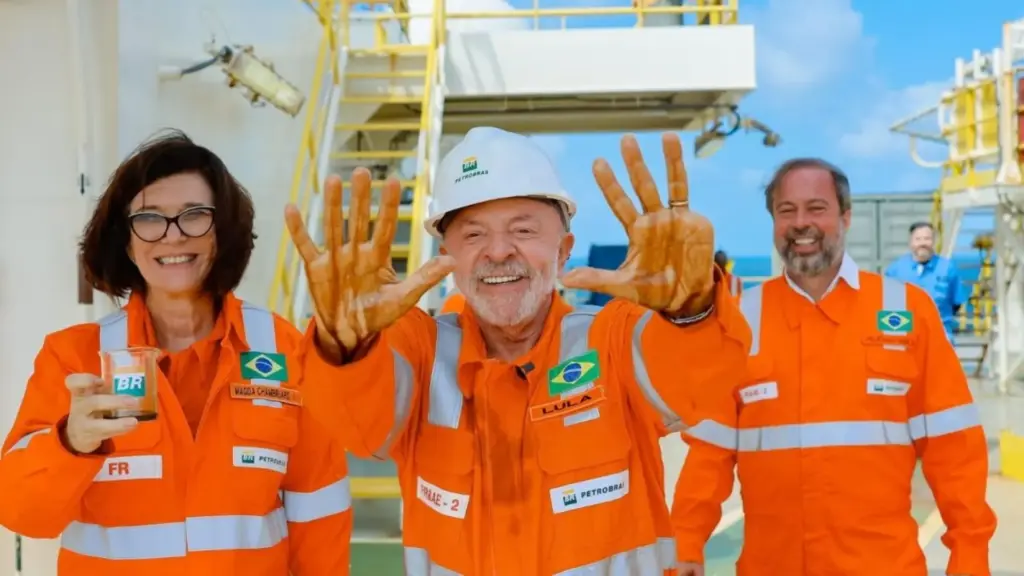 Petrobras encontra petróleo na Foz do Amazonas, mas ainda não sabe o tamanho da reserva, mantém perfuração do poço Morpho por cerca de 15 dias e planeja delimitar o reservatório enquanto Lula defende a exploração e afirma que “o que está em jogo são interesses do Brasil” Petrobras encontra petróleo na Foz do Amazonas, mas ainda não sabe o tamanho da reserva, mantém perfuração do poço Morpho por cerca de 15 dias e planeja delimitar o reservatório enquanto Lula defende a exploração e afirma que “o que está em jogo são interesses do Brasil”