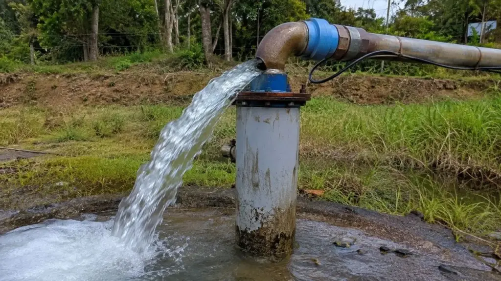Poço artesiano estava em funcionamento quando fiscalização da Polícia Ambiental constatou que não havia outorga para captar água subterrânea, e responsável confirmou que operava sem autorização em Nova Friburgo Poço artesiano estava em funcionamento quando fiscalização da Polícia Ambiental constatou que não havia outorga para captar água subterrânea, e responsável confirmou que operava sem autorização em Nova Friburgo