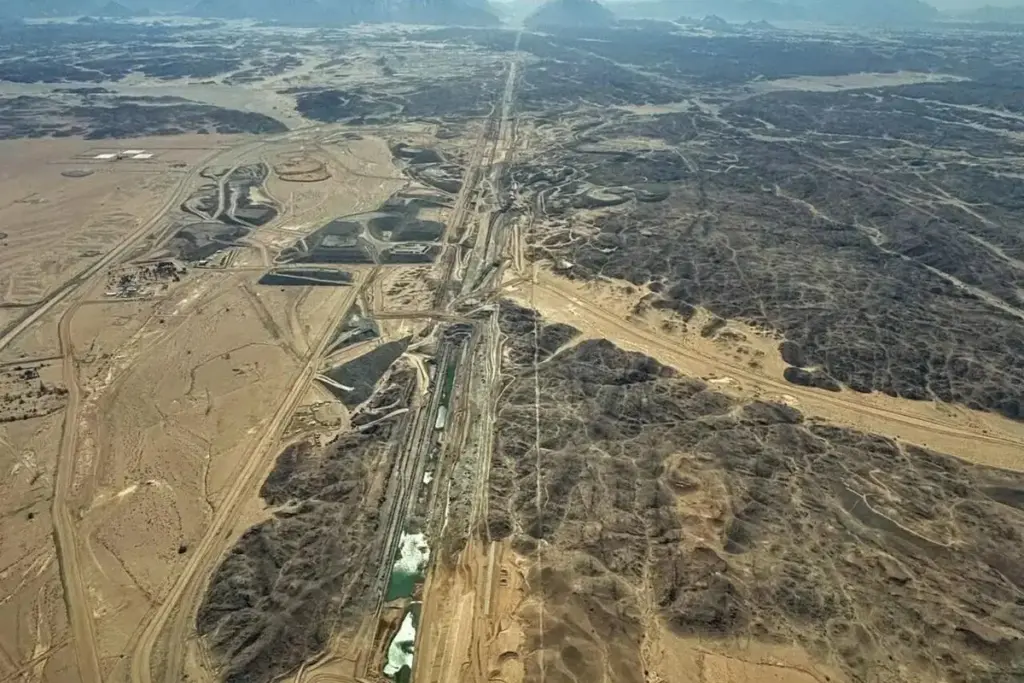 Príncipe saudita prometeu uma cidade de 170 quilômetros com paredes espelhadas de 500 metros para 9 milhões de pessoas, mas a conta passou de US$ 1 trilhão e o projeto começou a encolher antes de subir