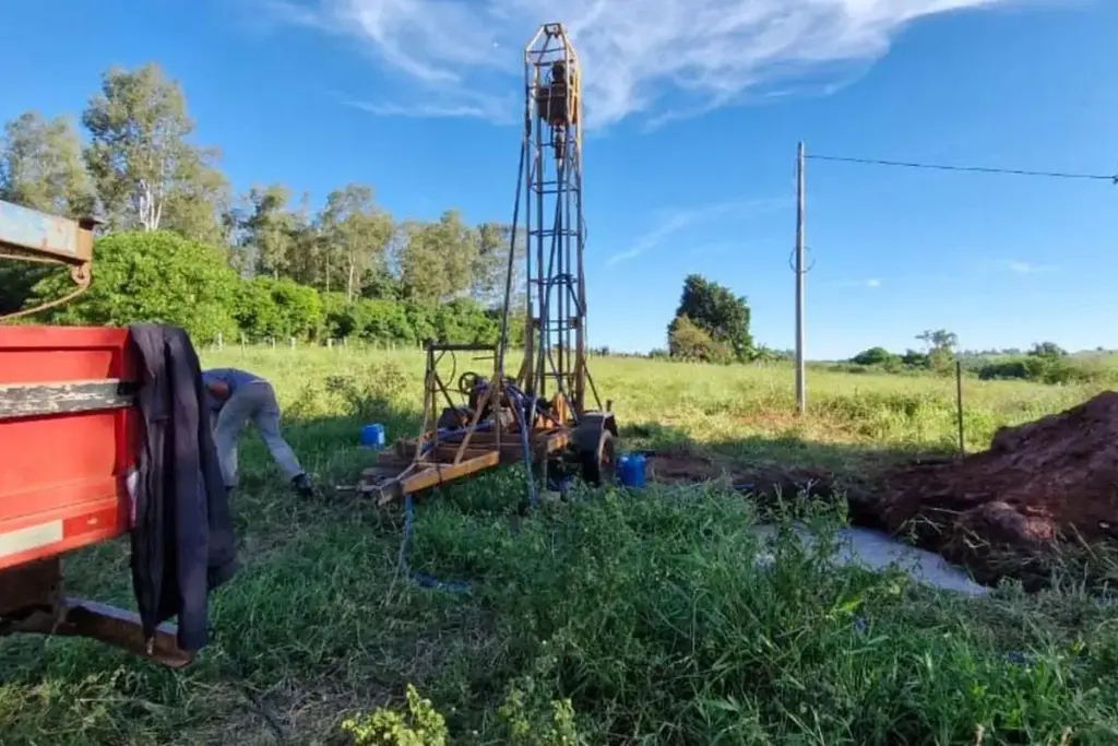 Proprietário obtém autorização prévia para perfurar poço artesiano, contrata empresa e descobre na fiscalização que o documento do imóvel não basta se a perfuradora não estiver cadastrada, obra é embargada e firma recebe multa de R$ 6 mil Proprietário obtém autorização prévia para perfurar poço artesiano, contrata empresa e descobre na fiscalização que o documento do imóvel não basta se a perfuradora não estiver cadastrada, obra é embargada e firma recebe multa de R$ 6 mil