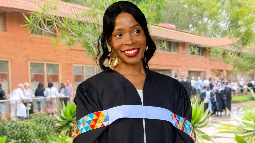 Mãe solo trabalha como doméstica para criar cinco filhos e vê a filha romper uma sequência inédita na família: Pumla se torna a primeira a entrar na universidade, primeira a se formar e depois volta ao palco para receber um mestrado em Microbiologia Médica Mãe solo trabalha como doméstica para criar cinco filhos e vê a filha romper uma sequência inédita na família: Pumla se torna a primeira a entrar na universidade, primeira a se formar e depois volta ao palco para receber um mestrado em Microbiologia Médica