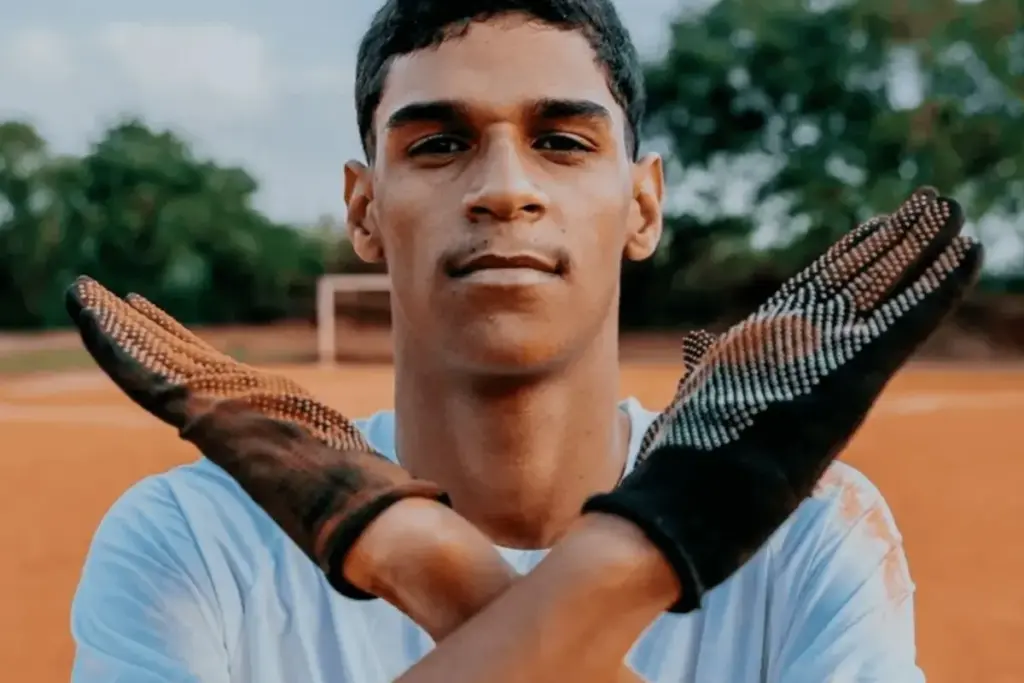 Quatro meses depois de assinar contrato de quatro anos com o empresário, Luva de Pedreiro rompeu o vínculo, passou quatro anos acumulando derrotas na Justiça, teve contas congeladas e sigilo quebrado e agora vê restabelecida a multa de R$ 5,2 milhões