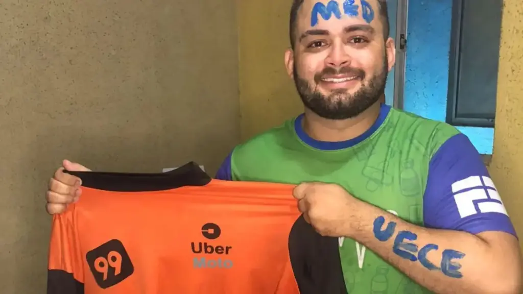 Rapaz rodava oito horas por dia fazendo corrida de moto por aplicativo e ainda estudava de manhã antes de ligar o app, abriu mão das aprovações em Enfermagem, Odontologia e Direito e, na quinta tentativa, passou em 2º lugar em Medicina na Uece de Crateús
