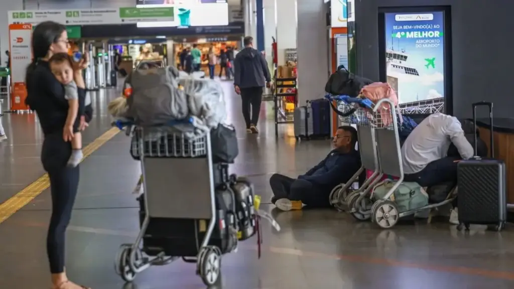 Receita Federal passou a analisar declarações de bagagem em tempo real nos aeroportos, libera passageiros de baixo risco direto para o saguão e elimina a validação presencial, enquanto quem tiver alerta no sistema ainda pode ser parado, ter a mala aberta, pagar tributos e responder a procedimentos antes de deixar o desembarque Receita Federal passou a analisar declarações de bagagem em tempo real nos aeroportos, libera passageiros de baixo risco direto para o saguão e elimina a validação presencial, enquanto quem tiver alerta no sistema ainda pode ser parado, ter a mala aberta, pagar tributos e responder a procedimentos antes de deixar o desembarque