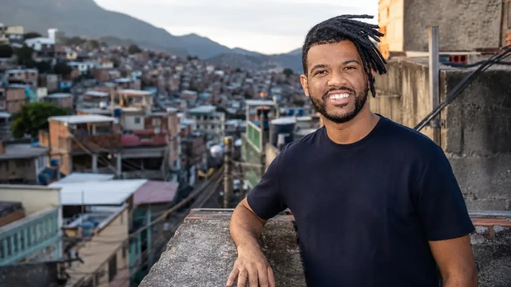 Aos 11 anos, menino do Complexo do Alemão criou jornal em folhas A4, distribuiu mais de 100 cópias pela favela e transformou a iniciativa infantil em uma rede de comunicação com projeção nacional Aos 11 anos, menino do Complexo do Alemão criou jornal em folhas A4, distribuiu mais de 100 cópias pela favela e transformou a iniciativa infantil em uma rede de comunicação com projeção nacional