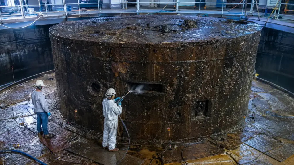 Após quase 140 anos no fundo do Atlântico, torre de canhões do USS Monitor foi resgatada a 73 metros e agora vive em tanque de 340 mil litros, recebe correntes elétricas e ainda levará muitos anos até poder secar sem se desfazer Após quase 140 anos no fundo do Atlântico, torre de canhões do USS Monitor foi resgatada a 73 metros e agora vive em tanque de 340 mil litros, recebe correntes elétricas e ainda levará muitos anos até poder secar sem se desfazer