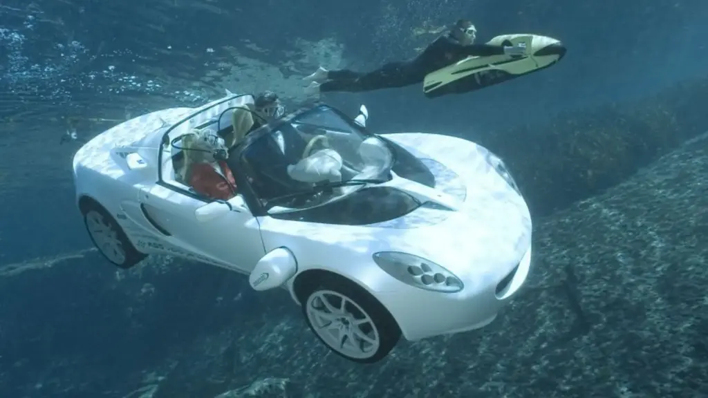 Primeiro carro elétrico capaz de mergulhar a 10 metros de profundidade, sQuba levava dois ocupantes, rodava no asfalto, navega como barco e desafiou os limites da engenharia automotiva