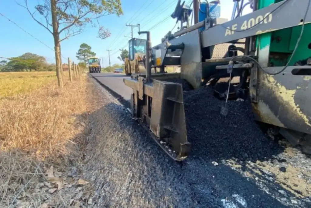 Rodovia de R$ 6,25 milhões em SC recebe primeiro quilômetro de asfalto pouco mais de um mês após autorização das obras, terá 5,8 km e ligará distrito com mais de 200 anos ao limite de Içara, facilitando acesso e escoamento da produção rural