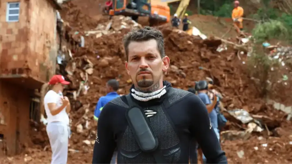 Bombeiro civil que já havia enfrentado as enchentes do RS percorre mais de 500 km de Piracicaba a Juiz de Fora, chega ao bairro que concentrava 21 mortes e se oferece para cavar escombros, entrar na água ou procurar desaparecidos: “estamos aqui para ajudar”