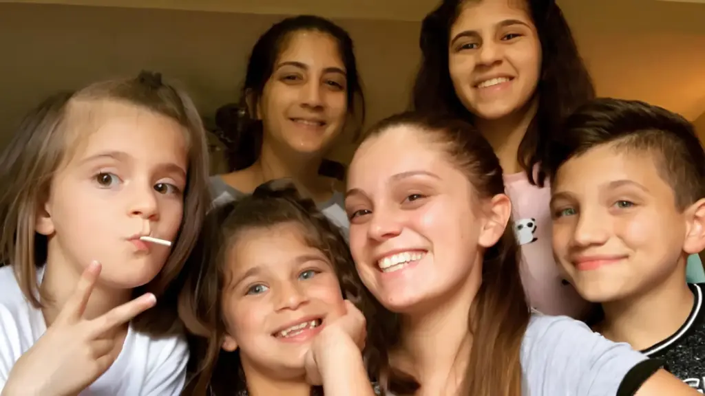 Aos 17 anos, jovem perde a mãe para o câncer e o pai três anos depois, assume sozinha a criação de cinco irmãos, passa a sustentar quatro meninas e um menino e luta para manter os seis juntos quando nenhum familiar podia acolhê-los