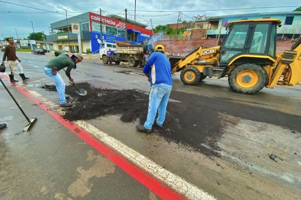 Com mais de 30 toneladas de asfalto, prefeitura de Cruzeiro do Sul reforça recuperação das ruas